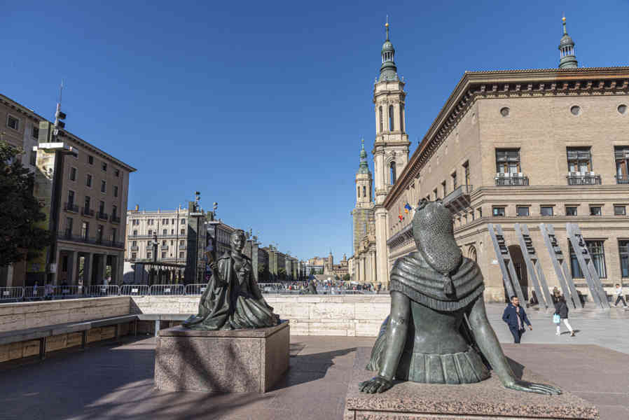 Zaragoza 053 - plaza Nuestra Señora del Pilar - monumento a Francisco de Goya - esculturas de Majas.jpg
